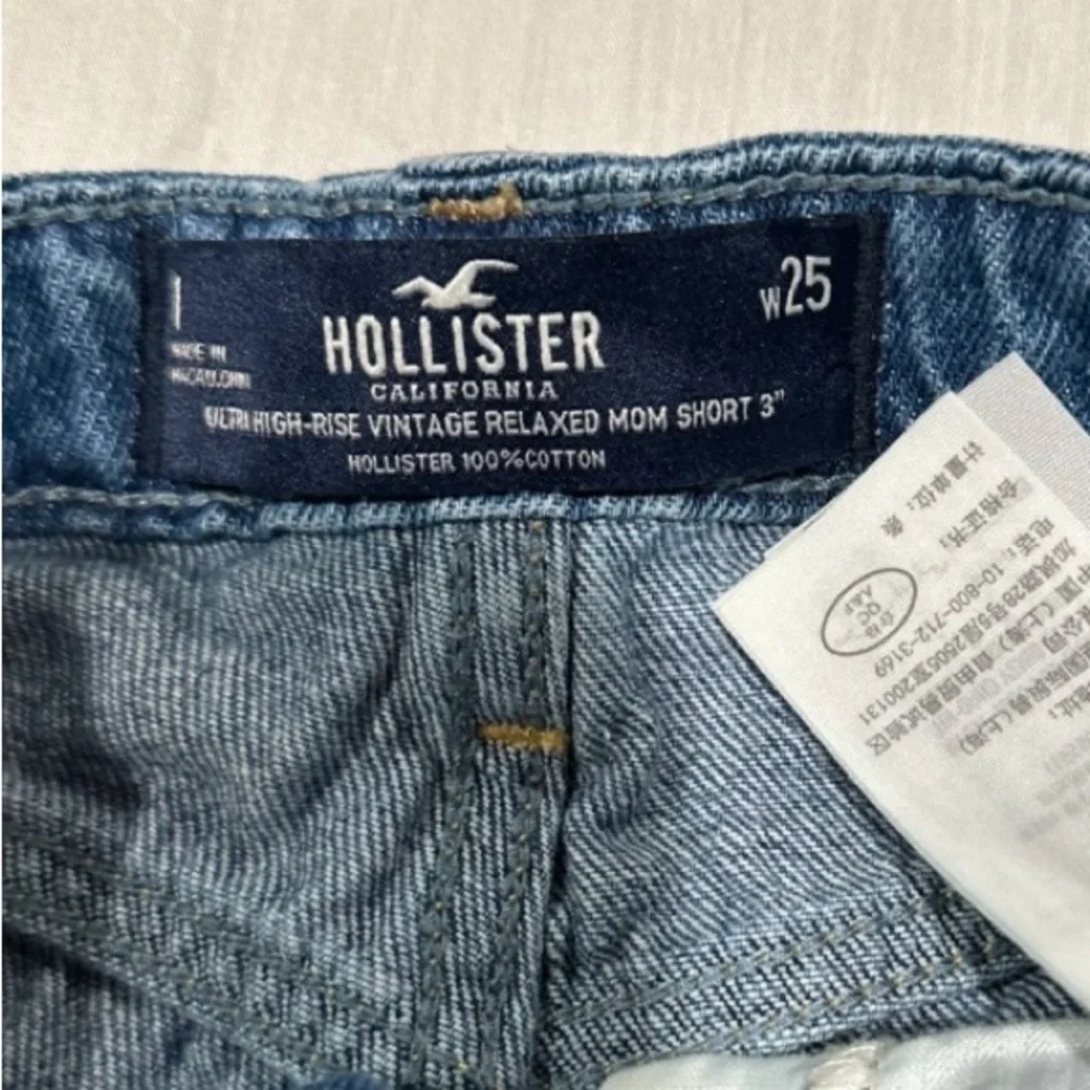 Hollister | flower embroidered high rise mom short 3”